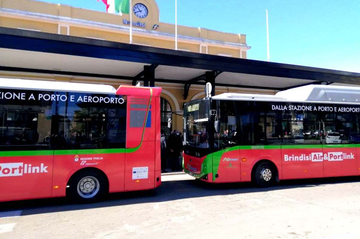 Collegamento con l’aeroporto: da Taranto non sanno che farsene, solo 4 treni dedicati, meglio il bus