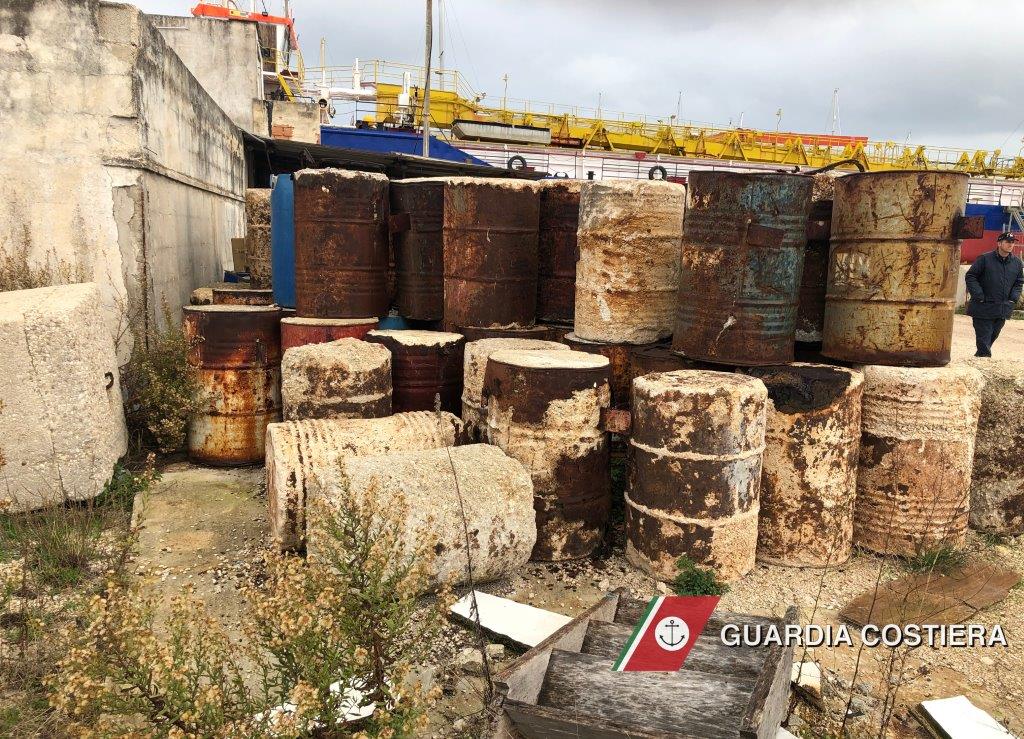 Attività di gestione di rifiuti non autorizzata: sequestri in due cantieri di Brindisi