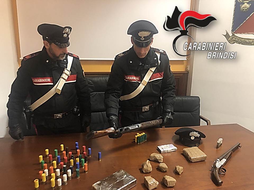 Detenevano due kg di cocaina, due fucili a canne mozze con munizioni e materiale per il confezionamento delle dosi. Arrestati dai Carabinieri