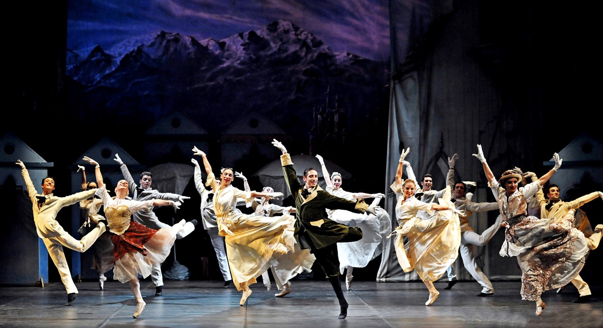 Il grande balletto al Nuovo Teatro Verdi: in scena «Il lago dei cigni»