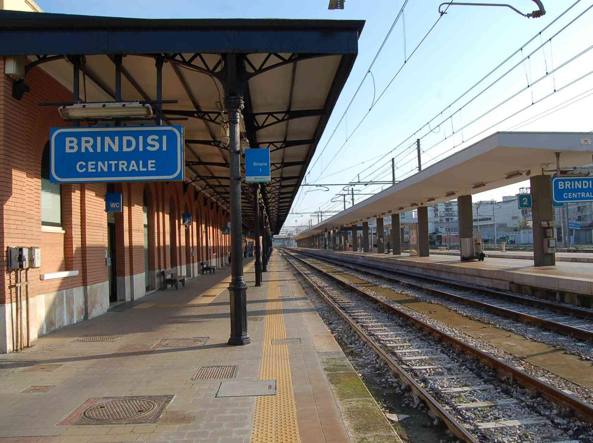 Guasto sulla tratta Brindisi-Lecce: treni fermi