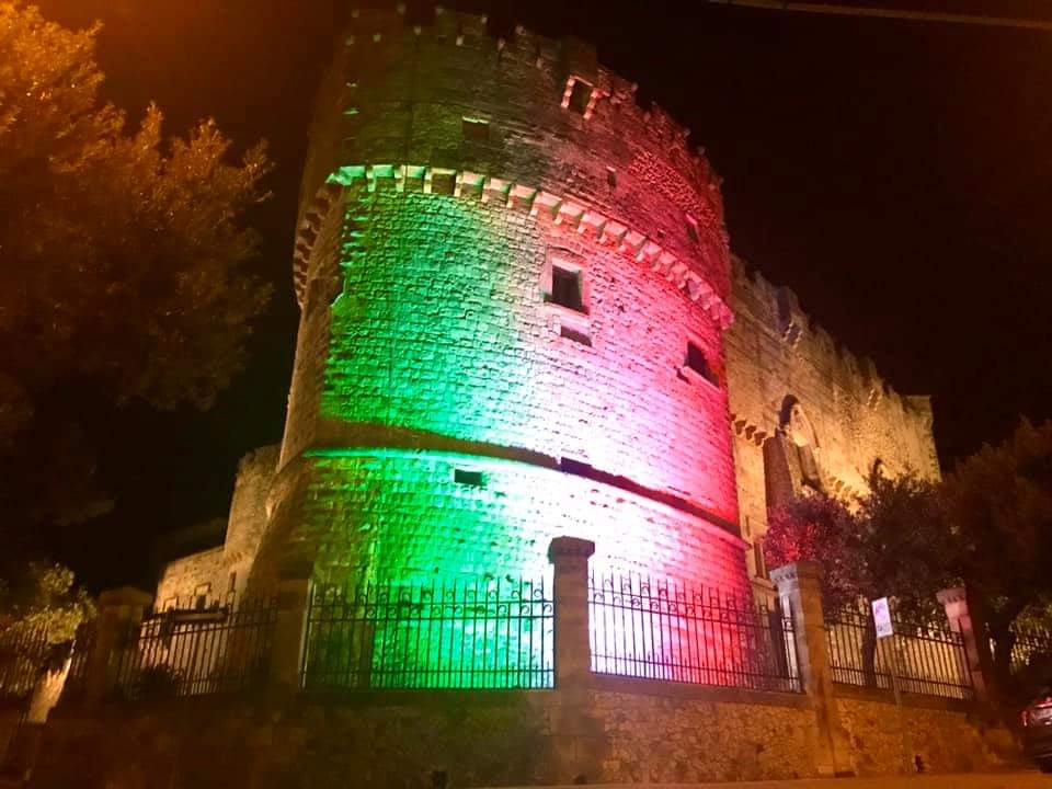 Il Castello Dentice di Frasso illuminato con il tricolore, il Sindaco: “Dedicato agli operatori sanitari”