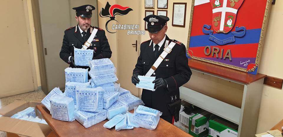 Rapinano 8.000 mascherine a commerciante cinese, arrestati