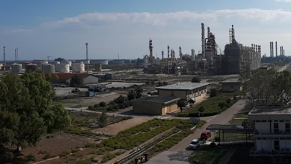 L’annuncio: Eni Versalis produrrà a Brindisi prodotti decarbonizzati da bionafta e materiali di riciclo chimico