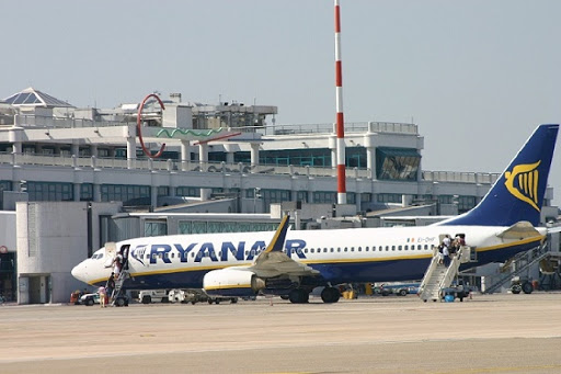 Ripartono i voli di Ryanair dall’aeroporto del Salento: la soddisfazione di Emiliano e Capone