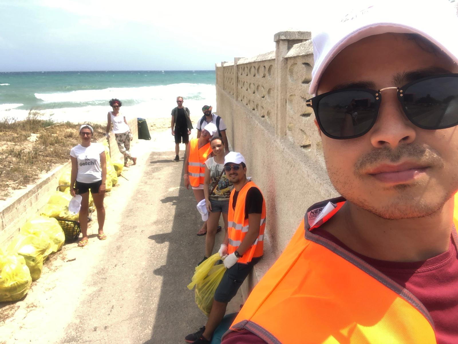 Torchiarolo, volontari in azione per pulire la spiaggia