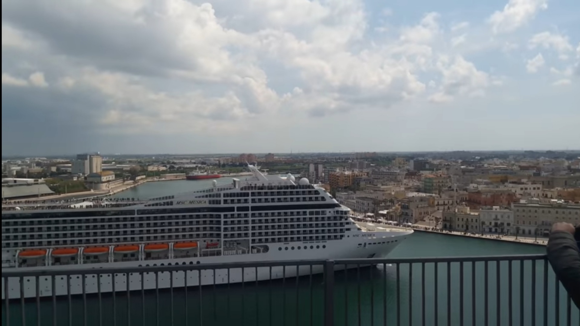 MSC abbandona Brindisi: da maggio 4 navi scaleranno Bari e la new entry Taranto! Ecco i danni della burocrazia…