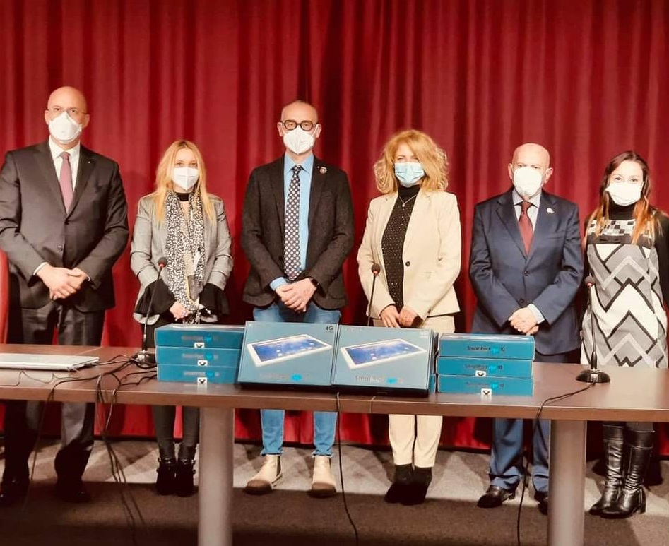 Il Rotary dona dei tablet al “Morvillo Falcone” e al “Ferraris” di Brindisi per gli studenti meno abbienti