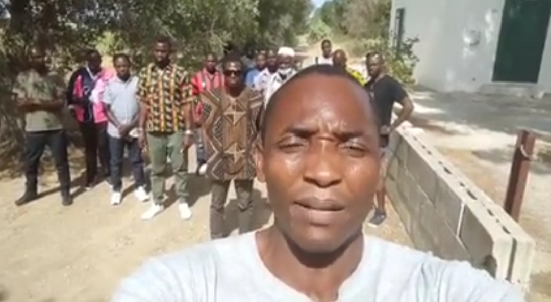 Il sindacalista Soumahoro in visita a Tuturano dai familiari del bracciante morto