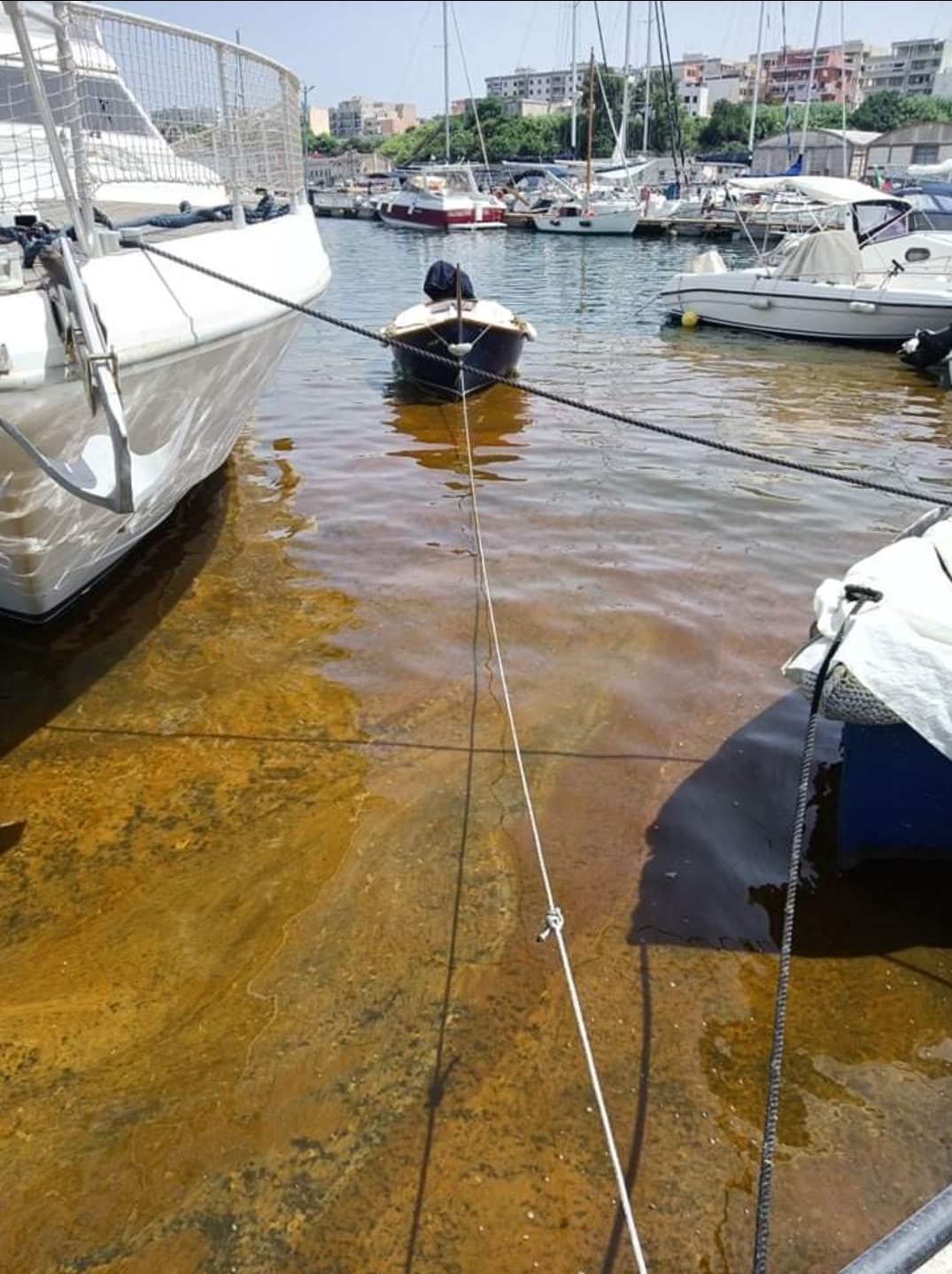La nave della Marina perde 3 quintali di gasolio, Legambiente: “Inquinamento e malesseri”