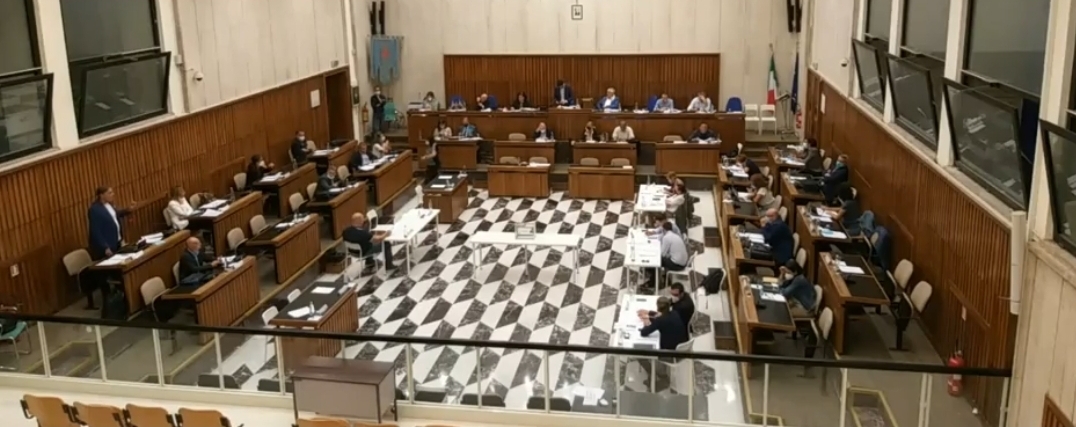 Serra si dimette, il Consiglio rinvia ancora l’abbattimento dei costi delle commissioni: “È una sconfitta politica”