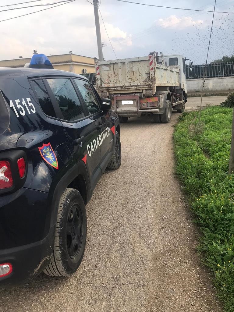 Camion scaricava rifiuti in contrada Montenegro, i carabinieri: “Sono episodi all’ordine del giorno”