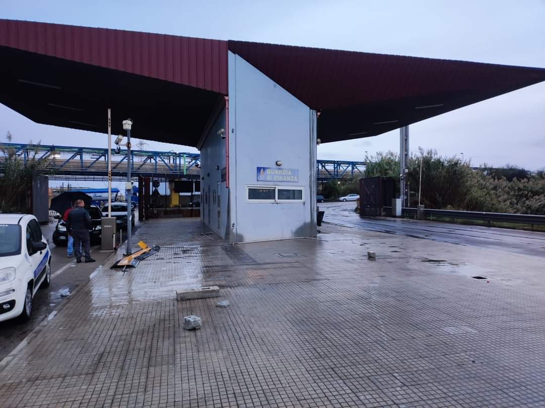 Tragedia sfiorata, vola via un container a Costa Morena. Dure prese di posizione di Cisl e Mevoli